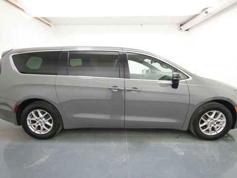 Used 2025 Chrysler Pacifica Select FWD image 9