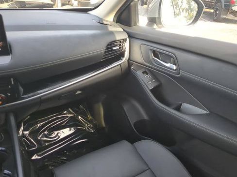 Certified 2025 Nissan Rogue SL w/ Tech Package FWD image 17