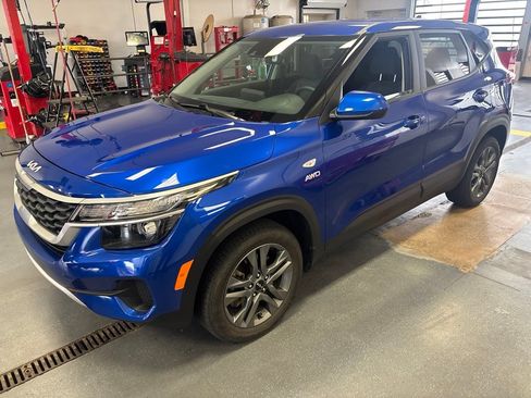 Used 2023 Kia Seltos LX AWD/4WD image 2