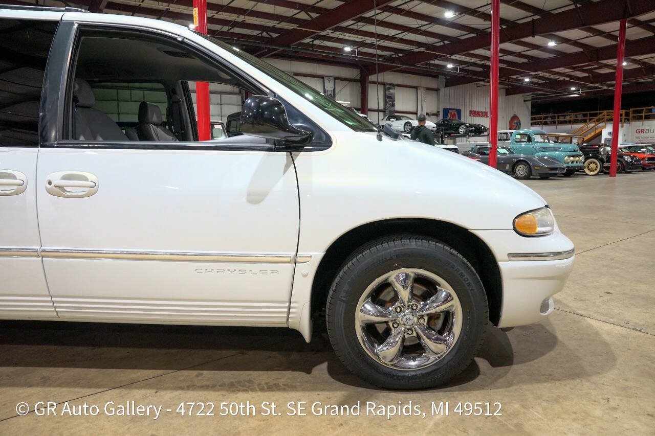 Used 1997 Chrysler Town & Country LXi FWD image 10