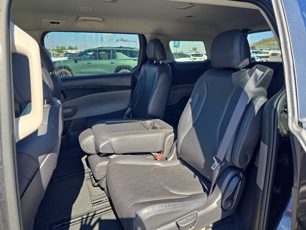 Used 2025 Kia Carnival FWD image 19