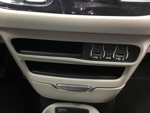Used 2023 Chrysler Pacifica Touring-L FWD image 25