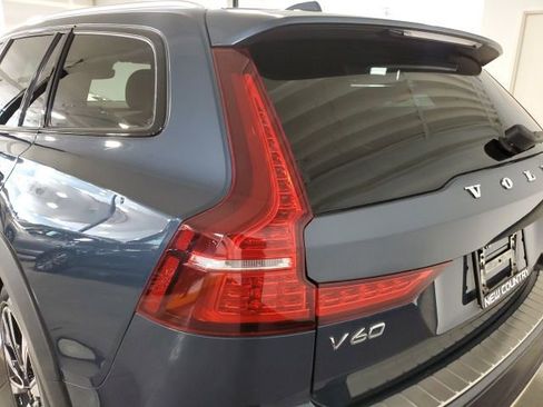 Used 2021 Volvo V60 T5 Cross Country image 30