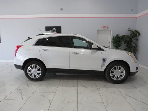 Used 2014 Cadillac SRX Luxury image 3