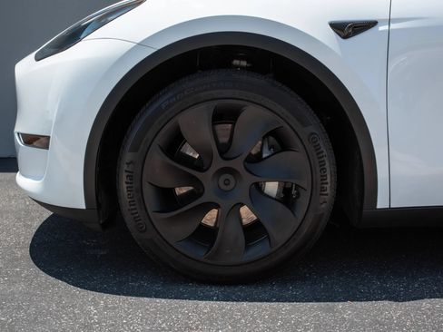 Used 2024 Tesla Model Y Long Range RWD image 36