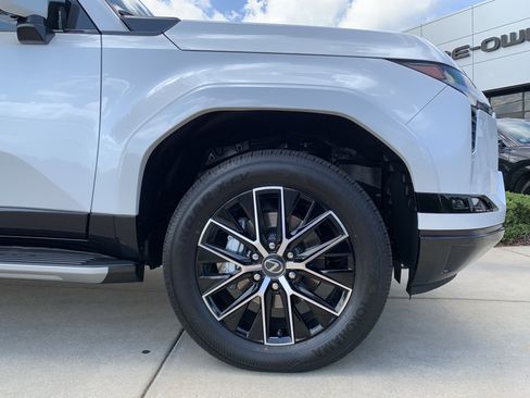 Used 2026 Lexus GX 550 w/ Cold Area Package AWD/4WD image 12