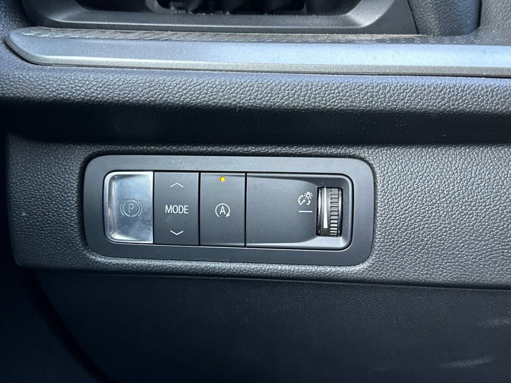Used 2025 Chevrolet Traverse LT FWD image 36