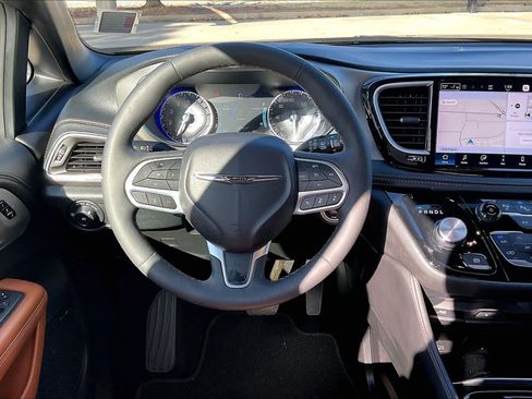 Used 2024 Chrysler Pacifica Pinnacle image 5