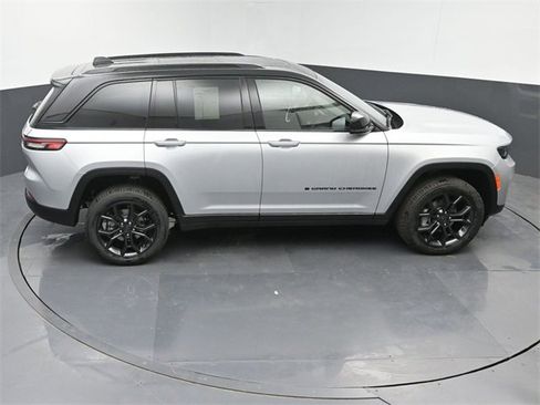 New 2025 Jeep Grand Cherokee Limited image 30