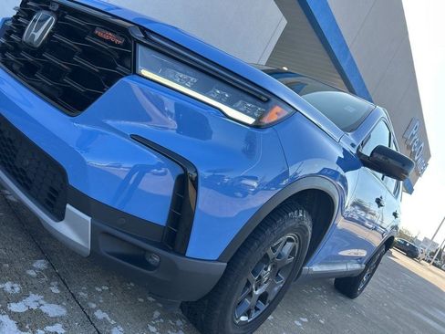 Used 2025 Honda Pilot TrailSport image 4