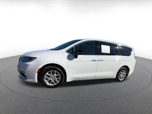 Used 2024 Chrysler Pacifica Touring-L image 8