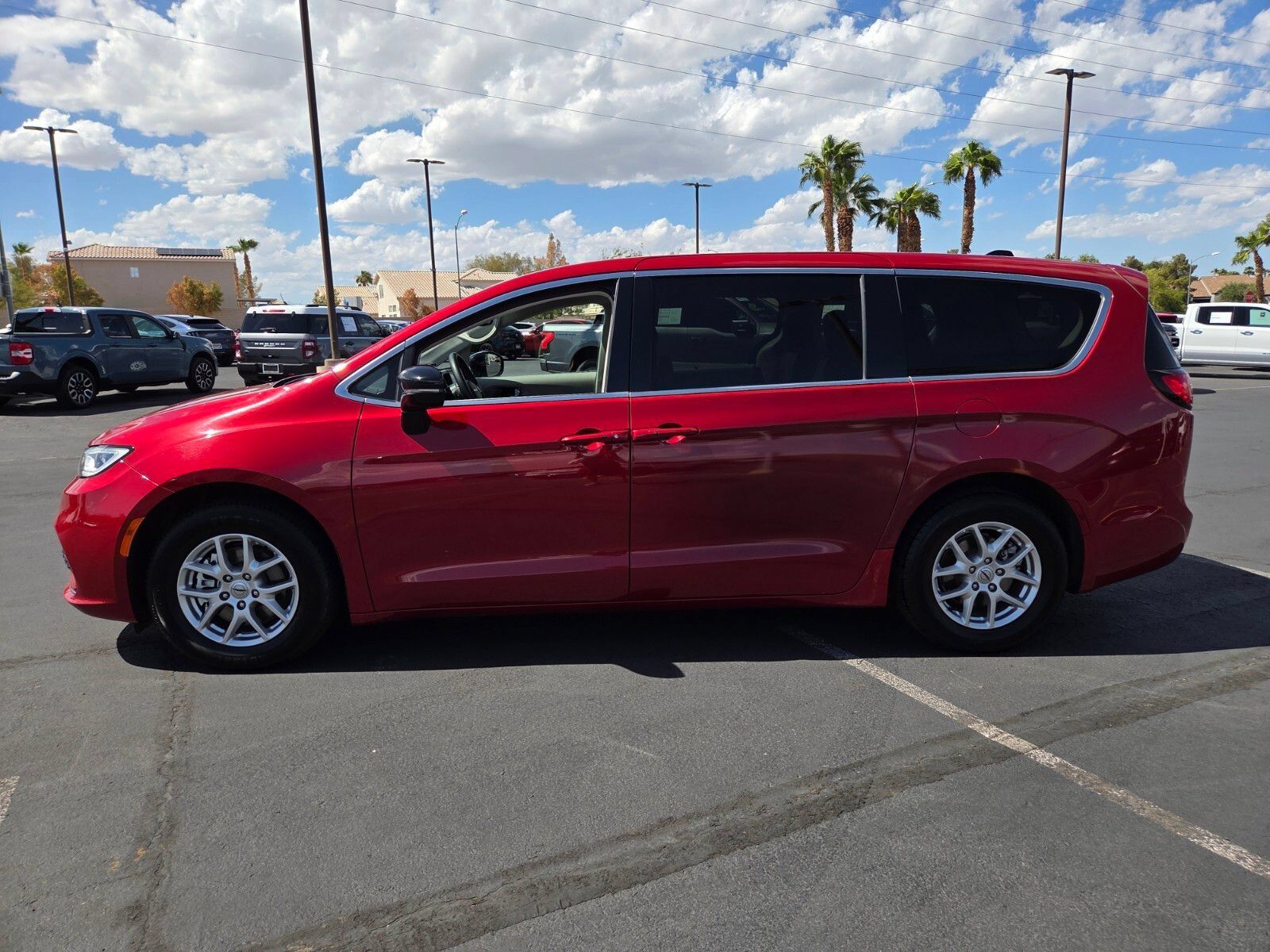 Used 2024 Chrysler Pacifica Touring-L FWD image 3