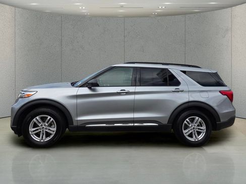 Used 2021 Ford Explorer XLT RWD image 2