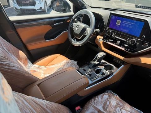 Used 2026 Toyota Highlander Platinum AWD/4WD image 4