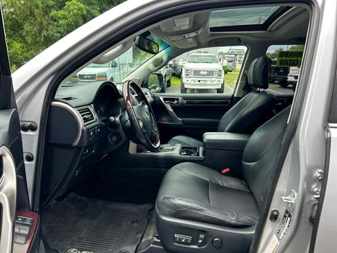 Used 2018 Lexus GX 460 Premium w/ Premium Package image 9