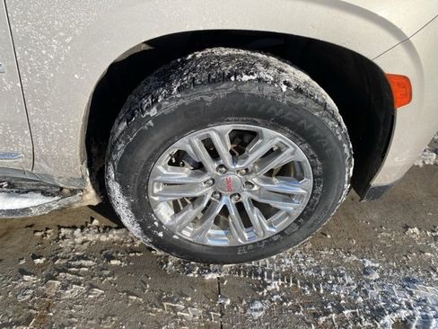 Used 2022 GMC Yukon XL SLT w/ SLT Premium Package image 17