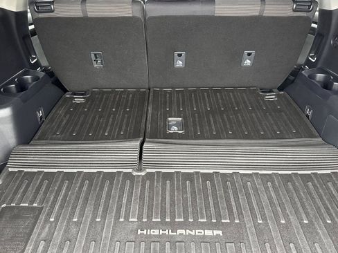 Used 2021 Toyota Highlander LE AWD/4WD image 18