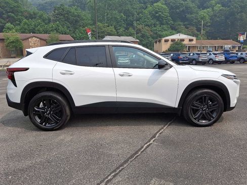 Used 2024 Chevrolet Trax ACTIV w/ Sunroof Package FWD image 7