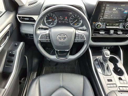 Used 2020 Toyota Highlander XLE image 2