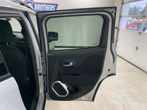 Used 2018 Jeep Renegade Latitude image 21