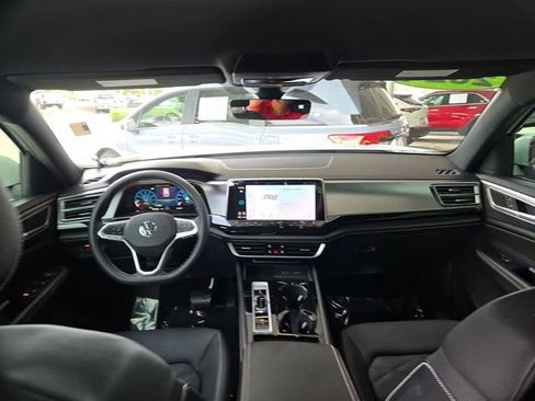Used 2024 Volkswagen Atlas Cross Sport SE image 25