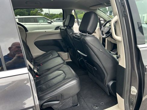 Used 2018 Chrysler Pacifica Touring-L Plus FWD image 28