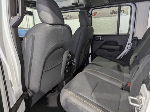 Used 2025 Jeep Wrangler Unlimited Sahara image 11