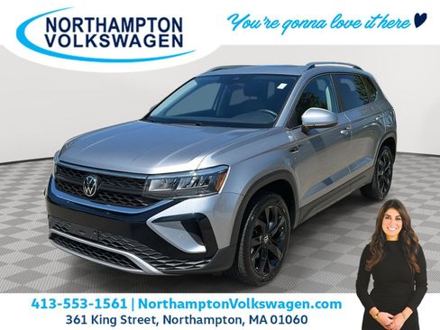 Used 2023 Volkswagen Taos SE w/ Panoramic Sunroof Package FWD image 1