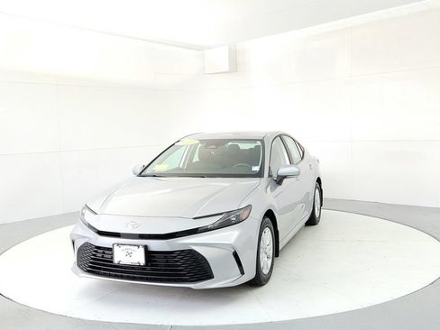 Used 2025 Toyota Camry LE AWD/4WD image 2