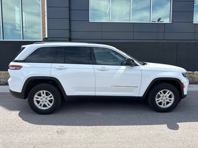 Used 2023 Jeep Grand Cherokee Laredo AWD/4WD image 2