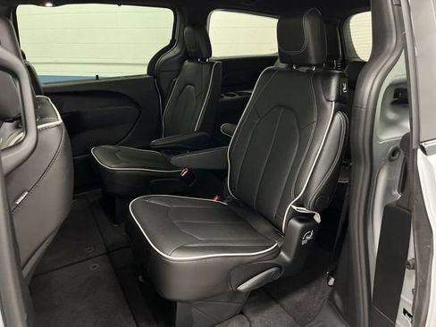 New 2026 Chrysler Pacifica Limited w/ S Appearance Package image 30