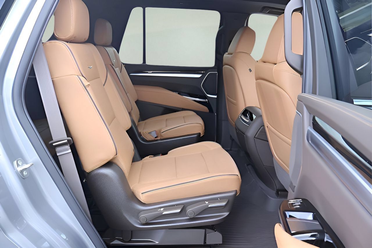 Used 2026 Cadillac Escalade Luxury w/ LPO, Radiant Package AWD/4WD image 17
