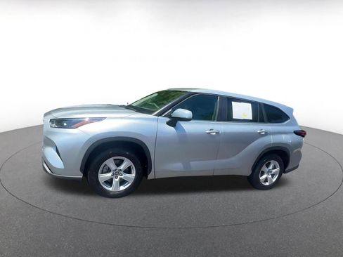 Used 2025 Toyota Highlander LE FWD image 8