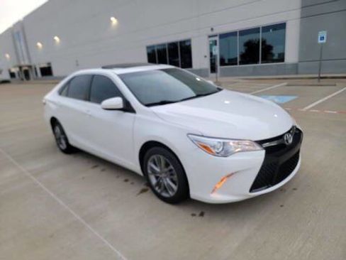 Used 2017 Toyota Camry SE image 2