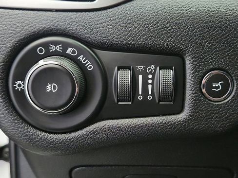 Used 2019 Jeep Cherokee Limited image 31