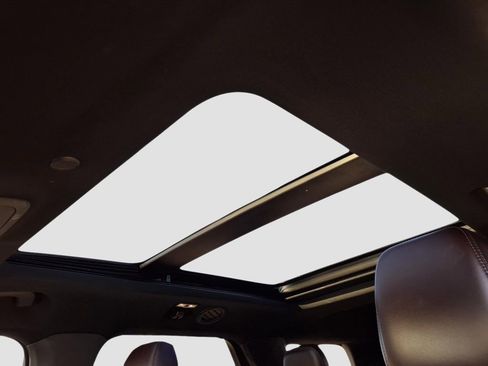 Used 2020 Ford Explorer Platinum w/ Premium Technology Package image 17