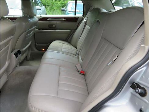 Used 2003 Lincoln Town Car Signature image 4