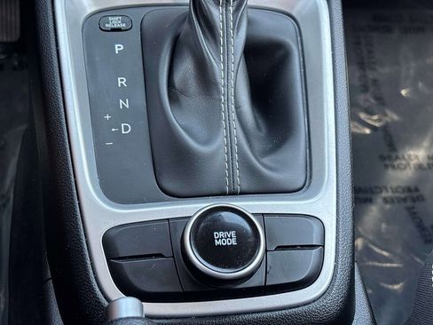 Used 2025 Hyundai Venue SEL FWD image 21