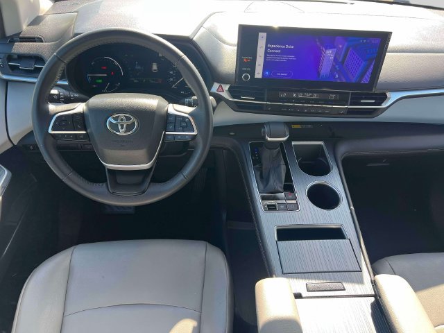 Certified 2025 Toyota Sienna XLE FWD image 16
