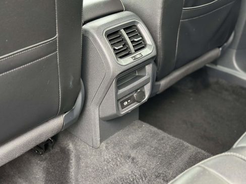 Used 2022 Volkswagen Tiguan SE image 9