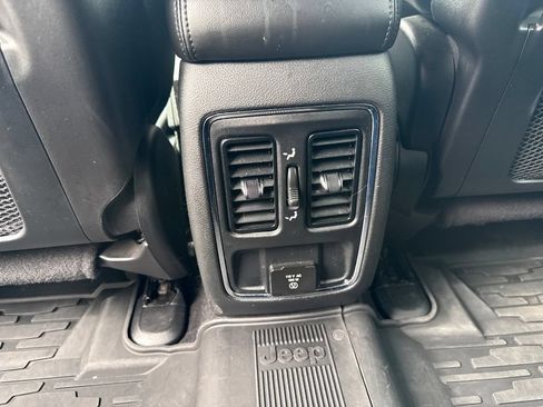 Used 2021 Jeep Grand Cherokee Laredo X AWD/4WD image 19
