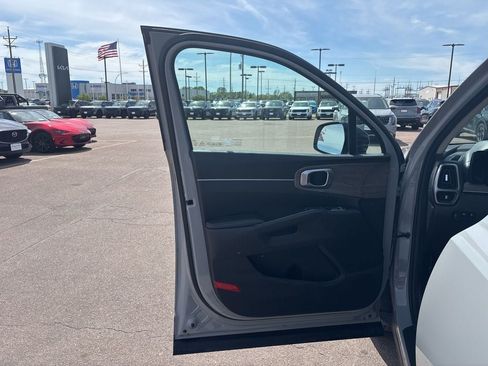 Used 2023 Kia Sorento S w/ Panoramic Sunroof Package AWD/4WD image 11