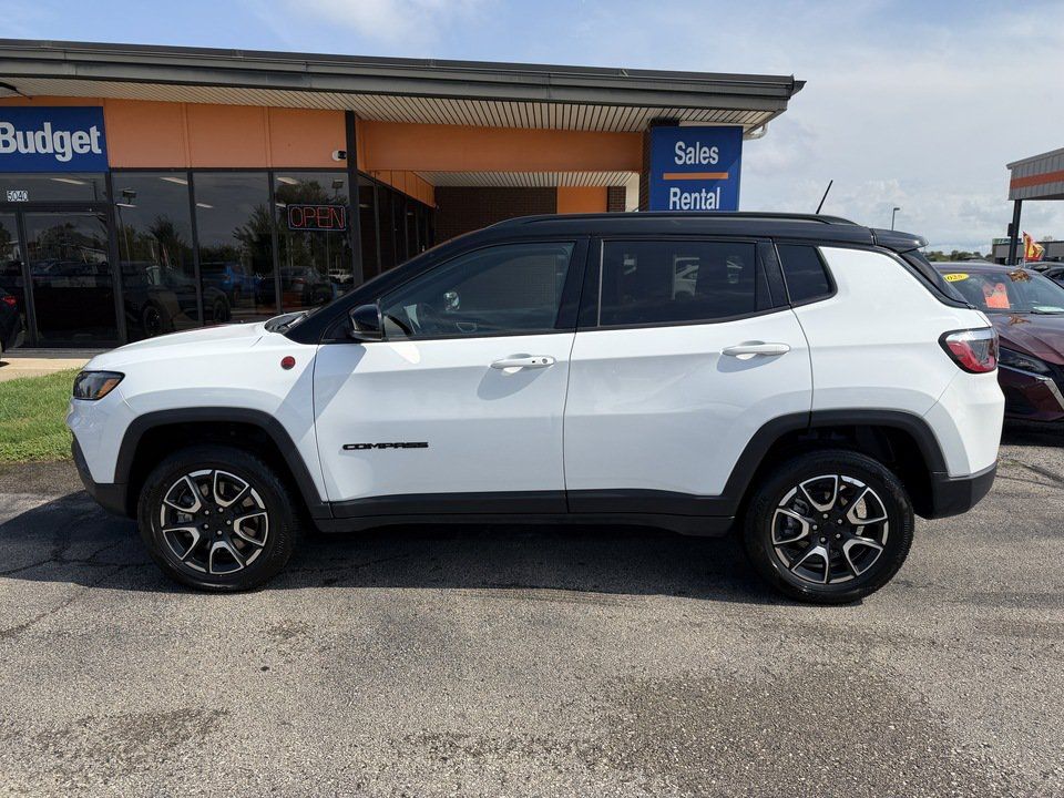 Used 2024 Jeep Compass Trailhawk AWD/4WD image 3