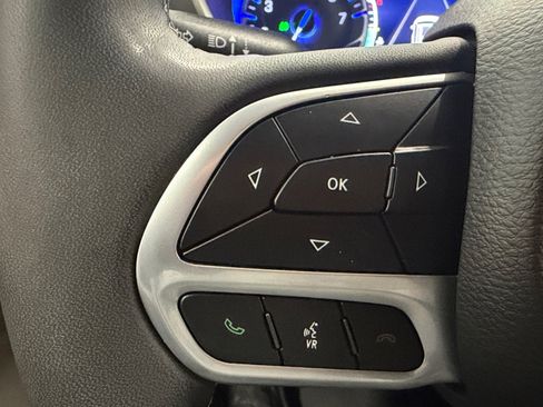Used 2023 Chrysler Pacifica Touring-L FWD image 45
