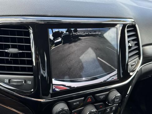 Used 2022 Jeep Grand Cherokee Limited image 16