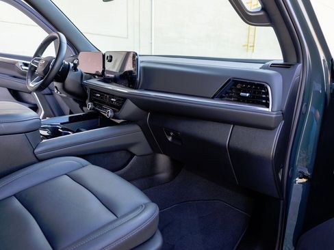 Used 2025 Chevrolet Suburban Z71 w/ Comfort Package image 15