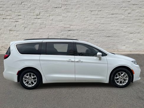 Used 2022 Chrysler Pacifica Touring-L FWD image 6