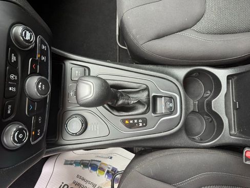 Used 2019 Jeep Cherokee Latitude w/ Popular Appearance Group image 39