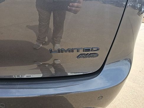 Used 2021 Chrysler Pacifica Limited w/ Uconnect Theater Family Group image 7