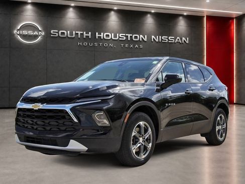 Used 2025 Chevrolet Blazer LT AWD/4WD image 2